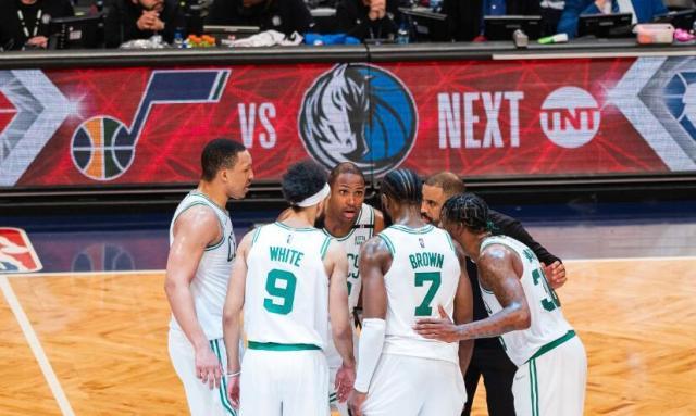 开云APP-团队篮球的胜利！绿军高举传统双塔大旗 复制马刺？